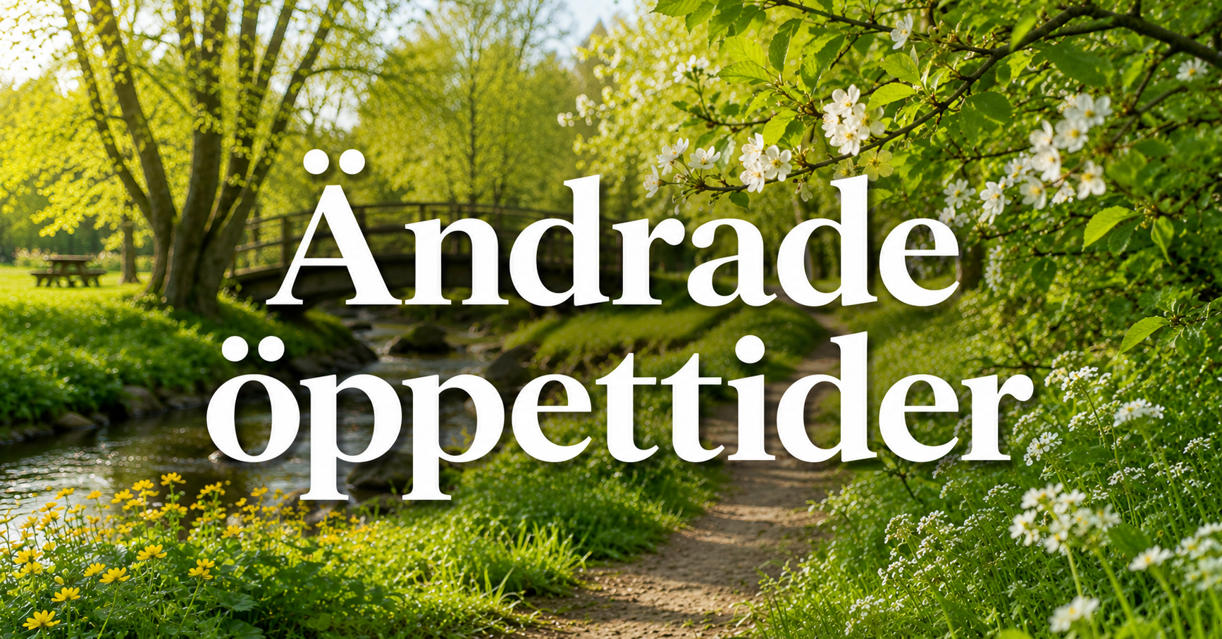 Bild med vårgrönska runt stig och rinnande å. Texten ändrade öppettider framför i vitt.