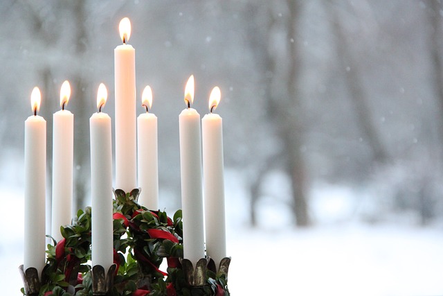 Luciakrona med gröna blad och levande ljus