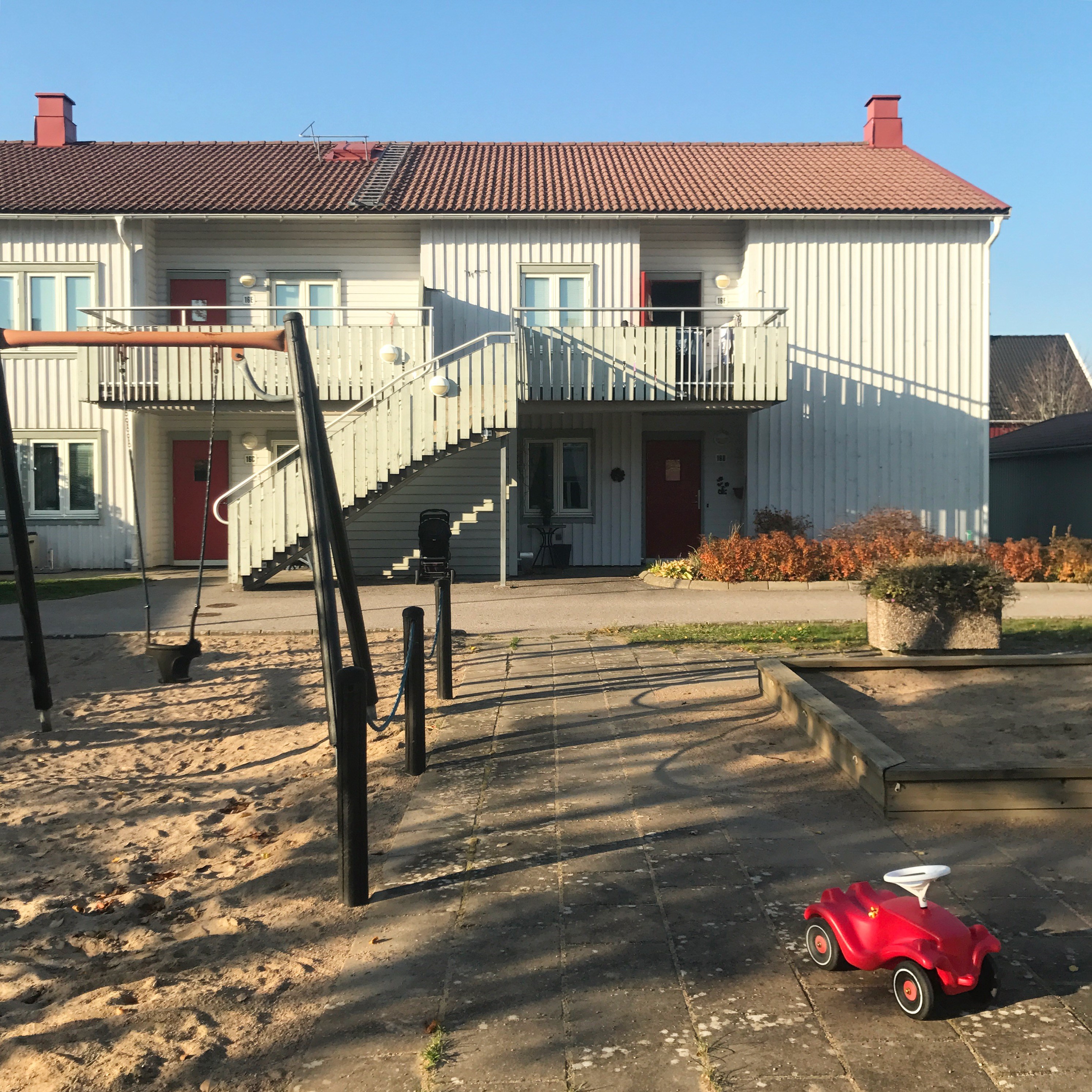 Bild på Hantverksgatan och lekplats med röd bobbycar